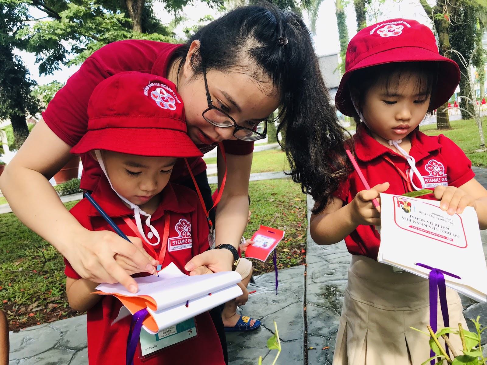 Học sinh STEAMe GARTEN ghi chép, thu thập dữ liệu trong hoạt động dã ngoại