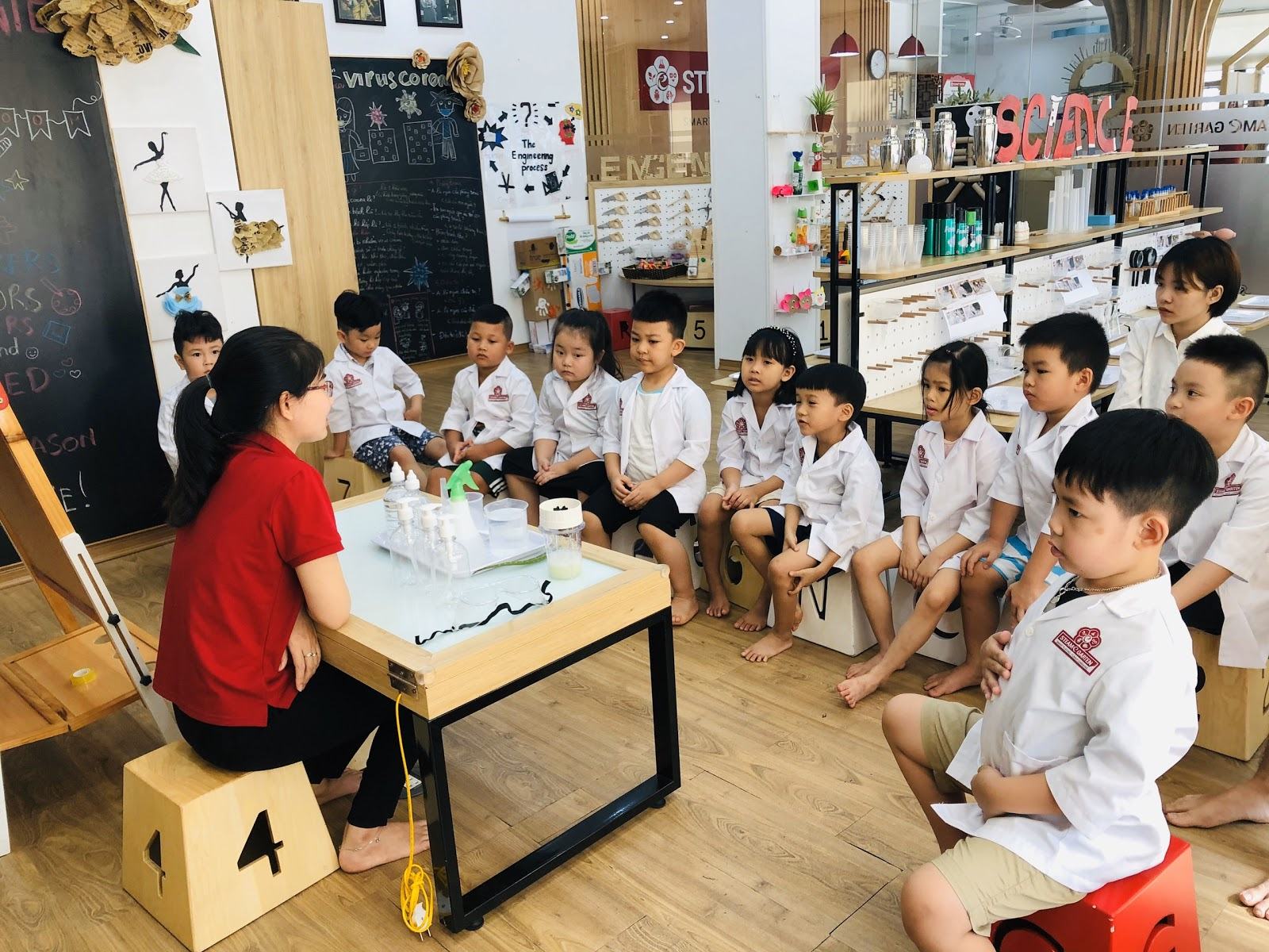 Giáo viên hướng dẫn trẻ làm thí nghiệm STEM trong giờ học