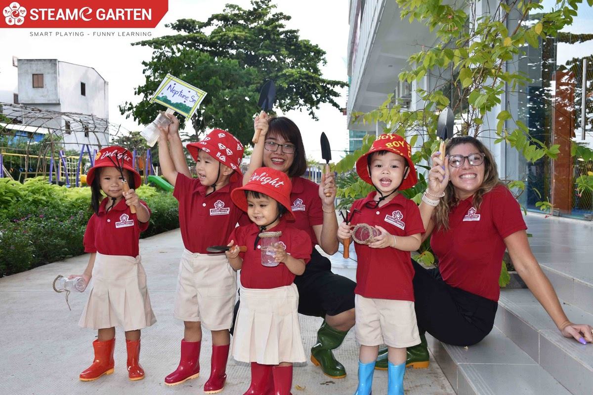 Cô giáo và học sinh hào hứng trong dự án “Vườn trường”