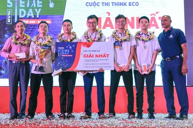 Thầy trò trường THPT Chuyên Phan Bội Châu vui mừng nhận giải nhất cuộc thi Think Eco